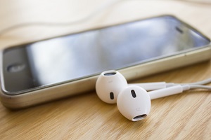 Earbuds का ज्यादा इस्तेमाल बना सकता है आपको बहरा, तेज वॉल्यूम से जरा बचकर