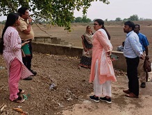 अमृत सरोवर का निरीक्षण करने पहुंची जिला पंचायत सीईओ