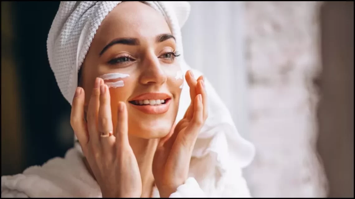 Skin Care Tips: कम उम्र में बूढ़ी होने लगी है त्वचा, तो ये 3 होममेड नाइट क्रीम लौटाएंगी स्किन की चमक और निखार