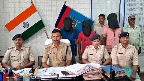 कपल की बेरहमी से हत्या मामले को पुलिस ने सुलझाया, चोरी की बाइक ने ड़ेढ साल बाद आरोपियों को पहुंचाया जेल