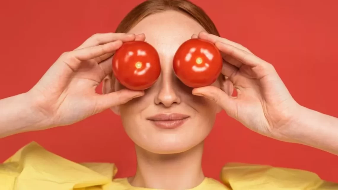 Tomato For Skin: एक्ने से लेकर सनबर्न तक, चेहरे पर टमाटर लगाने के हैं गजब के फायदे