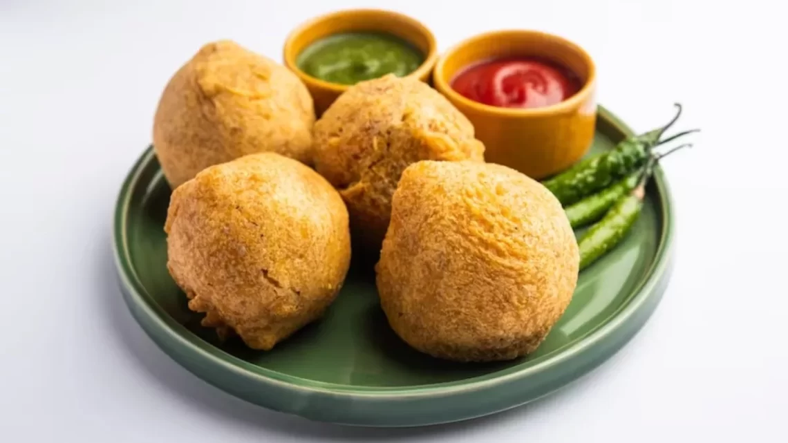 Evening Snacks के लिए ढूंढ रहे हैं कुछ खास, तो इस बार ट्राई करें चीज आलू बोंडा