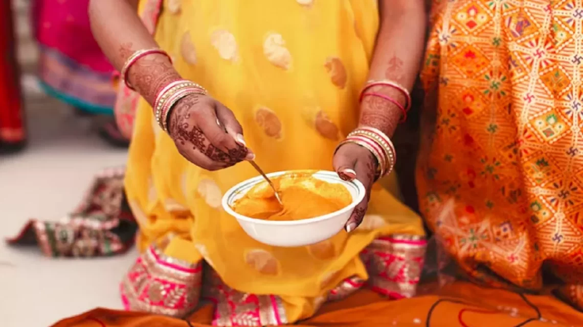 Haldi ki Rasam: जानें क्यों नई नवेली दुल्हन मुख्य द्वार पर लगाती है हल्दी की छाप?