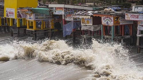 बिपरजॉय तूफ़ान: गुजरात में दो की मौत, राजस्थान की ओर बढ़ा