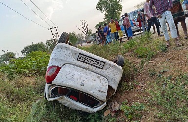 CG Accident : तेज रफ्तार ऑल्टो कार अनियंत्रित होकर पलटी, 3 लोग घायल…