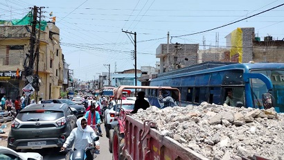 कई अधिकारी आए और चले गए, लेकिन यातायात व्यवस्था नही सुधार पाए