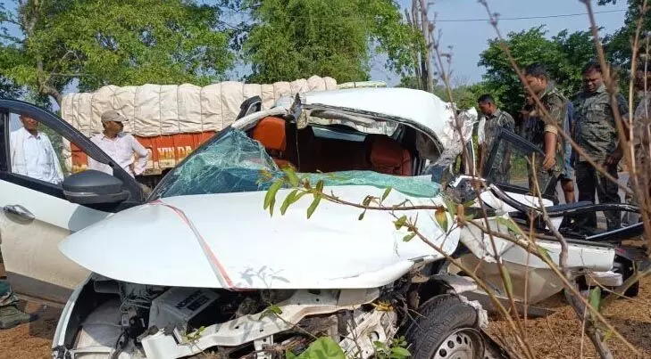 CG Accident : कार में महिला और लड़के की मौत, ट्रक से टकराने पर 4 की हालत गंभीर