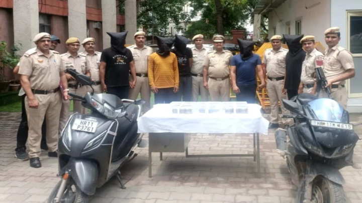 Delhi Crime: टॉय पिस्टल दिखाकर बदमाशों ने लूटे 40 लाख, पुलिस ने 72 घंटों में 5 को दबोचा….