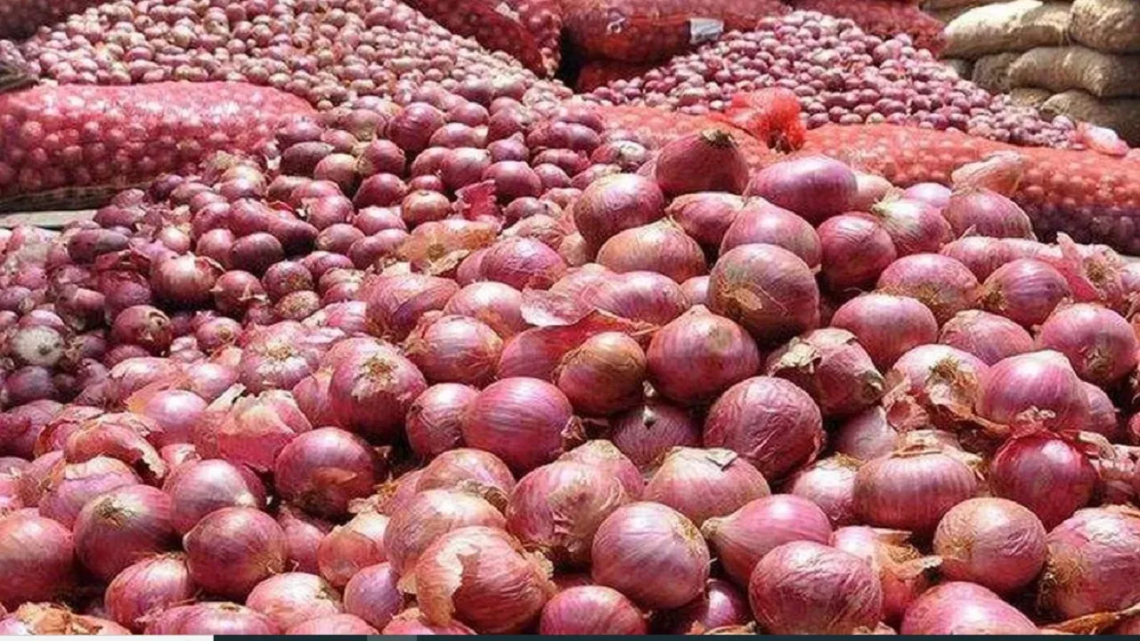 Onion Price: टमाटर के बाद अब प्याज ने निकाले आखों से आंसू, 4 दिन में 25% बढ़ गई कीमत