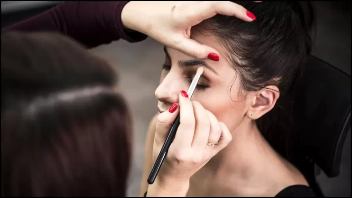 Makeup Hacks: गर्मियों में पसीने की वजह से बिगड़ जाता है आपका मेकअप, तो इन टिप्स से बनाएं इसे स्वेट प्रूफ