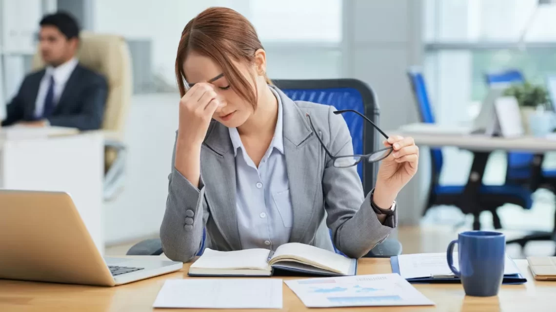 Tips to Manage Stress: ऑफिस में काम के चलते होने वाले स्ट्रेस को इन तरीकों से करें हैंडल