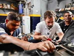 Rahul Gandhi का दिखा मैकेनिक अवतार, हाथ में रिंच लिए बाइक ठीक करते आए नजर…देखें Photos