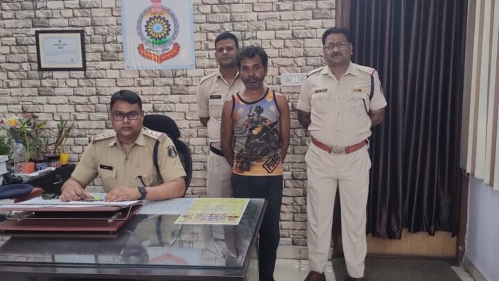 स्पंज आयरन चोरी मामले में Kotwali Police  ने फरार ट्रक ड्रायवर को किया गिरफ्तार…..