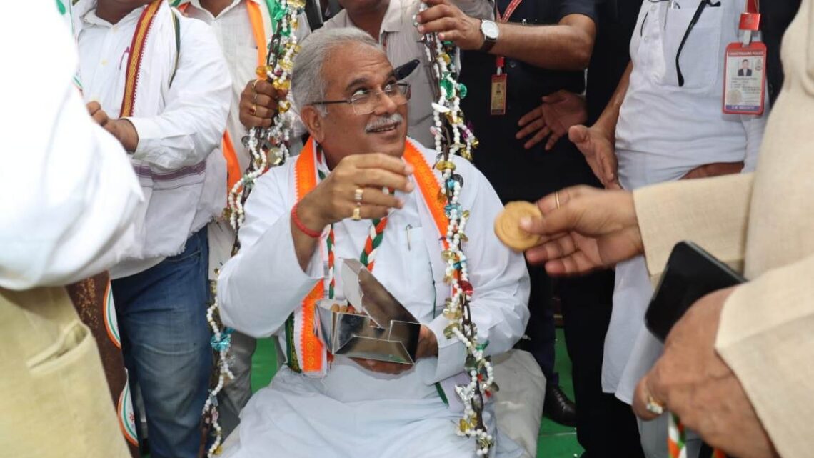 मुख्यमंत्री Bhupesh Baghel  के बिर्रा आगमन पर हसौद के प्रसिद्ध पेड़े से तौलकर किया गया स्वागत