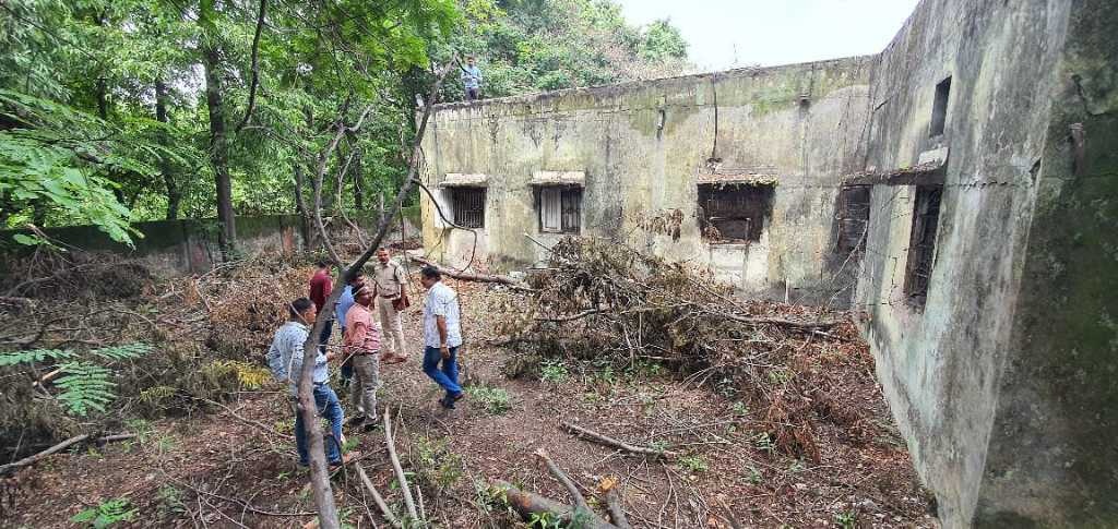 Kusamunda Bank पहुंचे TI कृष्ण कुमार वर्मा, प्रबंधन के द्वारा बैंक परिसर में कराये जा रहे जरूरी सुरक्षा उपाय के बारे में ली जानकारी