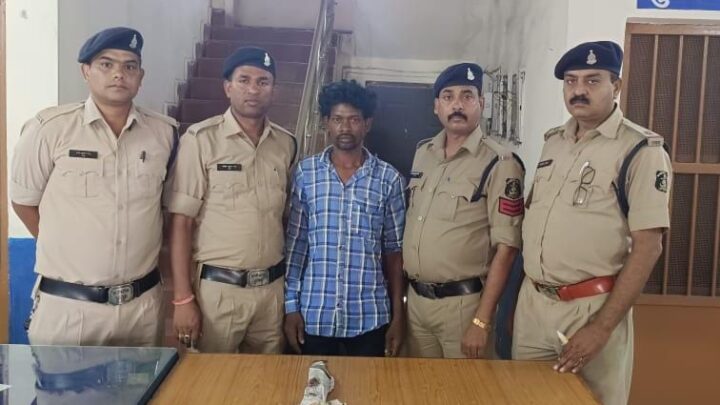 लोहे का धारदार कत्तानुमा हथियार लेकर लोगो को डराने वाला आरोपी को Baloda Police ने किया गिरफ्तार