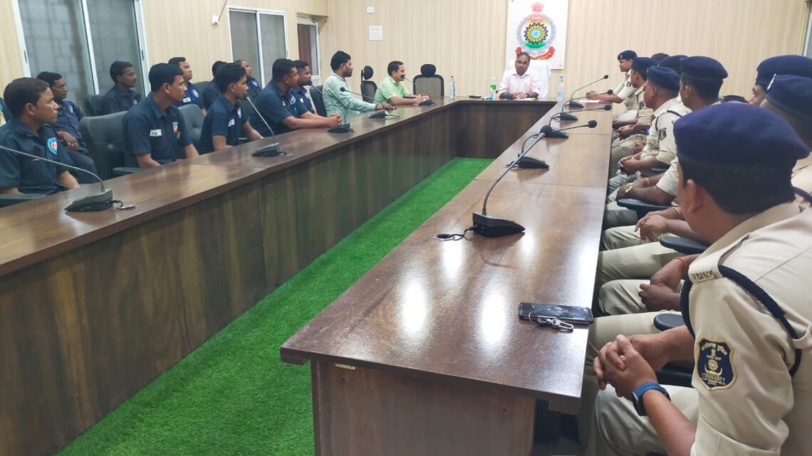 Additional SP Raigarh लिये डायल 112 कर्मचारियों की बैठक, कर्मचारियों को प्रत्येक घटना की सूचना को गंभीर मानकर तत्काल मौके पर पहुंचने के दिये निर्देश…..