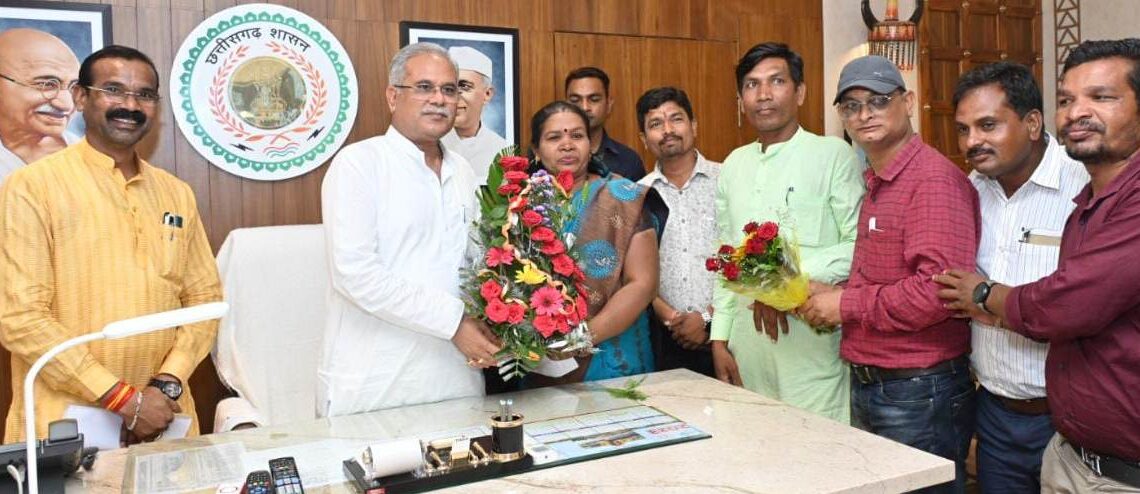 मुख्यमंत्री Bhupesh Baghel से पशुधन विकास विभाग के चतुर्थ श्रेणी कर्मचारी संघ ने की सौजन्य मुलाकात