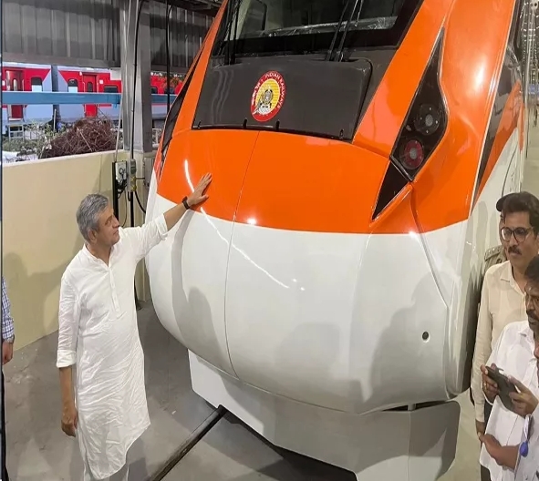 नए रंग में नजर आई Vande Bharat Express, अश्विनी वैष्णव बोले- ट्रेन में किए गए अब तक 25 सुधार