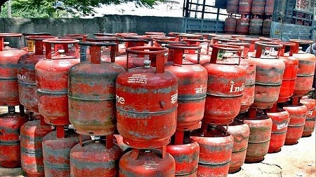 LPG Price: महीने के पहले ही दिन महंगाई का झटका, बढ़ गए हैं गैस सिलेंडर के दाम, जानिए नई कीमत