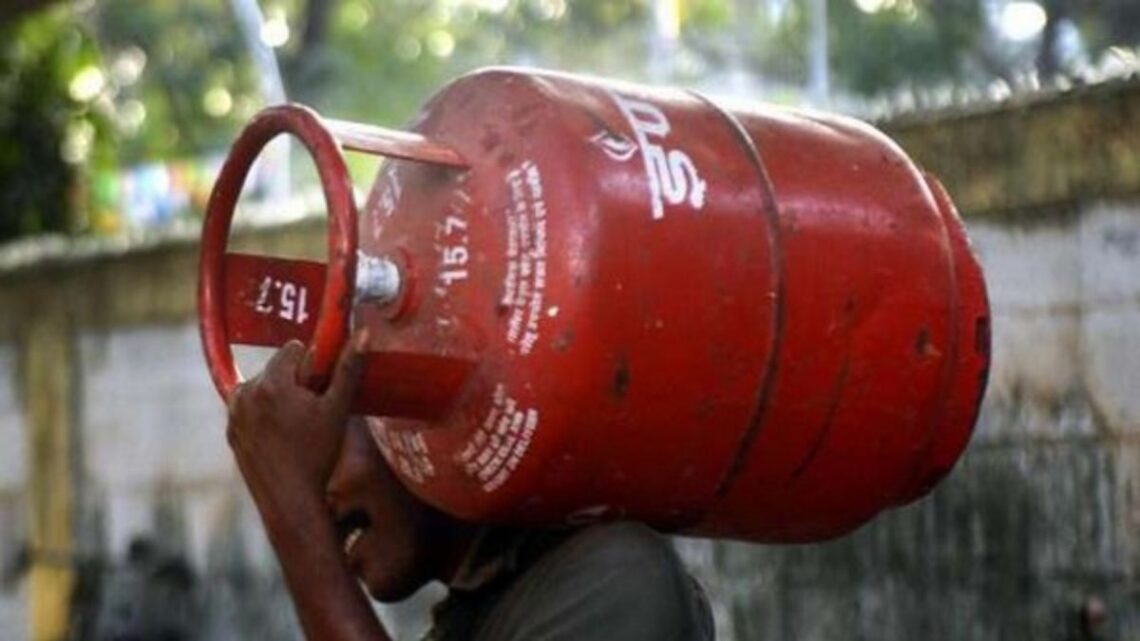 LPG Cylinder Price: एलपीजी गैस सिलेंडर की कीमतों में हुआ इजाफा, अब चुकाने होंगे इतने रुपये