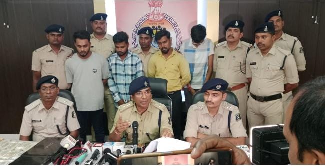 Bilaspur Police की बहुत बड़ी कार्यवाही…..4 आरोपियों की गिरफ्तारी सहित 10 लाख नगद रुपए जब्त