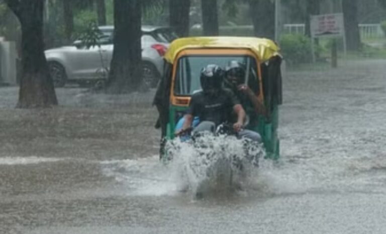 उत्तराखंड, गुजरात समेत 12 राज्यों में आज भारी बारिश के आसार, बंगाल की खाड़ी के ऊपर बना चक्रवात