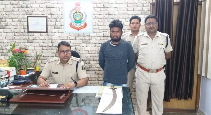 तलवार लहरते सड़क पर घूम रहे युवक को Kotwali Police ने पकड़ा, आरोपी आर्म्स एक्ट में गया जेल….