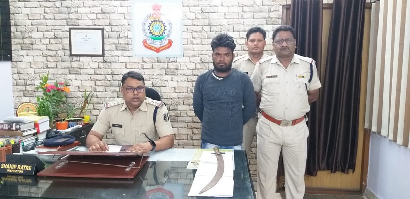 तलवार लहरते सड़क पर घूम रहे युवक को Kotwali Police ने पकड़ा, आरोपी आर्म्स एक्ट में गया जेल….