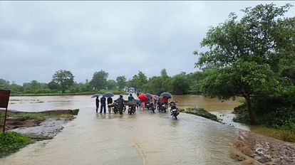 CG BREAKING: प्रदेश का तेलंगाना से संपर्क टूटा, बीजापुर में उफान पर नदियां, 48 घंटे में हुई 219MM वर्षा