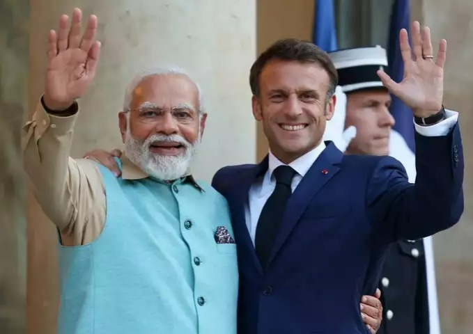 PM Modi In Paris: राष्ट्रपित मैक्रों ने पीएम मोदी के सम्मान में रखा डिनर, प्रधानमंत्री बोले – हमारी दोस्ती और गहरी हो गई, चंदन का सितार, फर्स्ट लेडी को सिल्क की साड़ी गिफ्ट की