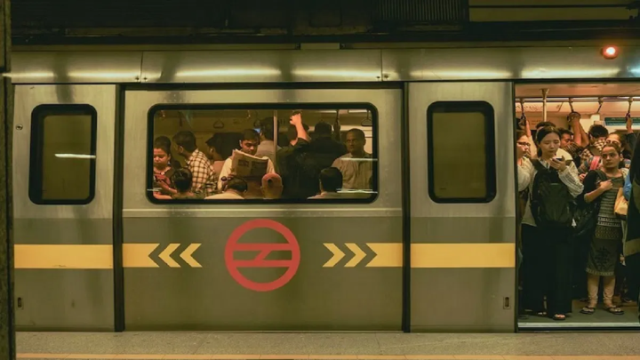 Delhi Metro : दिल्ली मेट्रो से यूपी में शराब लाने वालों को होगी जेल, जानिए क्यों?