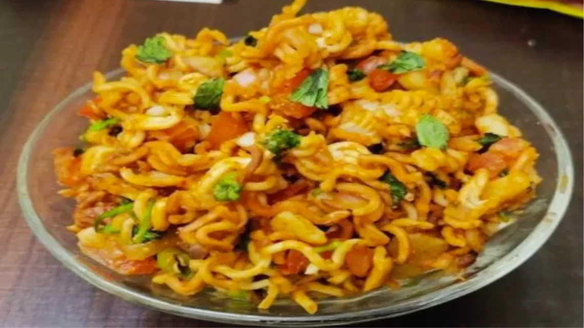 Recipe Tips : बारिश में शाम की गरमा-गरम चाय के साथ सर्व करें मैगी की भेल, हर कोई चाव से खाएगा