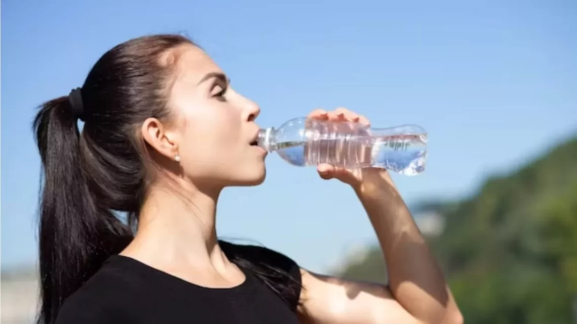 जरूरत से ज्यादा पानी पीना भी है खतरनाक, जानिए क्या है Water Toxicity और इसके लक्षण