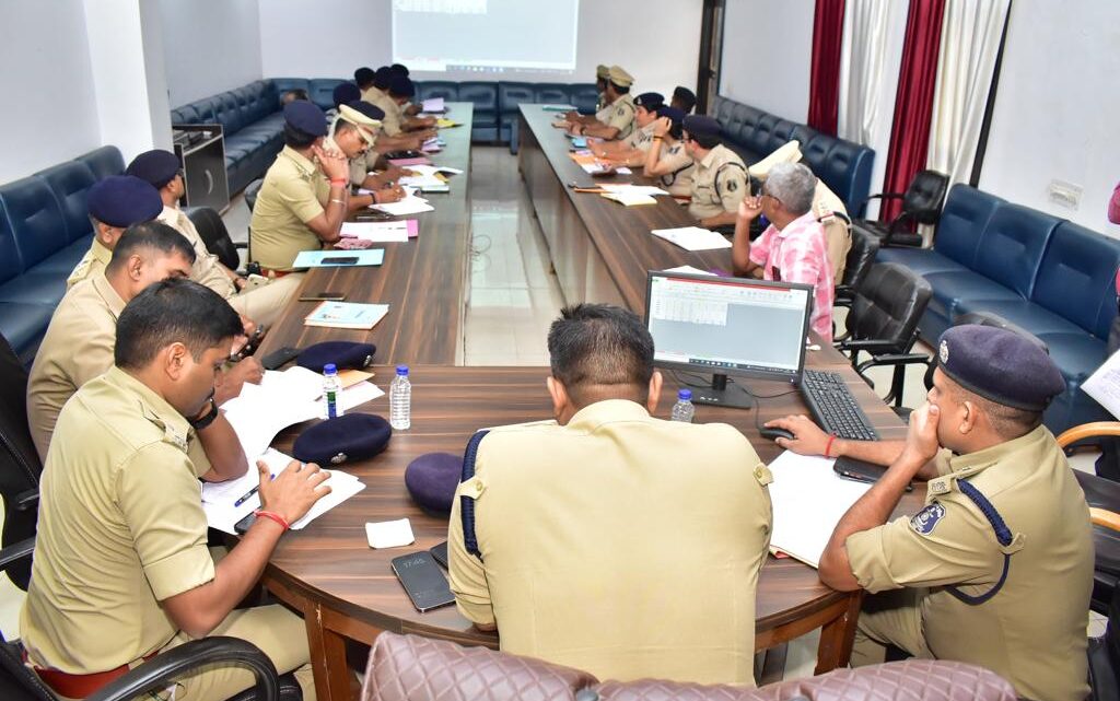 CG NEWS: पुलिस अधीक्षक दुर्ग शलभ कुमार सिन्हा के द्वारा लंबे समय से फरार वारंटियो की गिरफ्तारी हेतु कॉबिंग गश्त कर चलाया अभियान