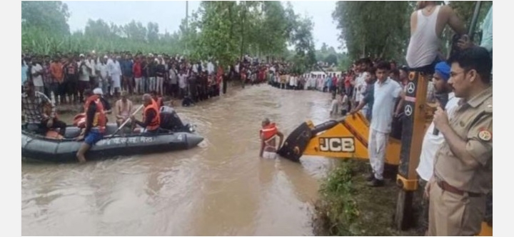 दर्दनाक हादसा : 50 यात्रियों से भरी तेज रफ़्तार ट्रैक्टर-ट्रॉली नदी में गिरी, नौ लोगों की मौत, कई घायल…सीएम ने किया मुआवजे का ऐलान