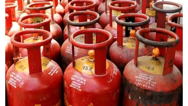 Domestic Gas Cylinder Price: रसोई गैस की कीमतों में आई भारी गिरावट, रक्षा बंधन से पहले सरकार ने दी बड़ी राहत, अब एक सिलेंडर का देने होंगे इतने रुपए