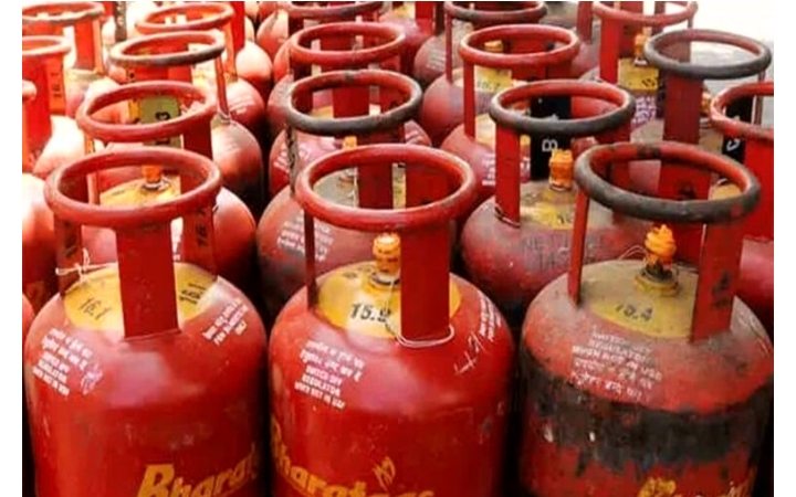 Domestic Gas Cylinder Price: रसोई गैस की कीमतों में आई भारी गिरावट, रक्षा बंधन से पहले सरकार ने दी बड़ी राहत, अब एक सिलेंडर का देने होंगे इतने रुपए