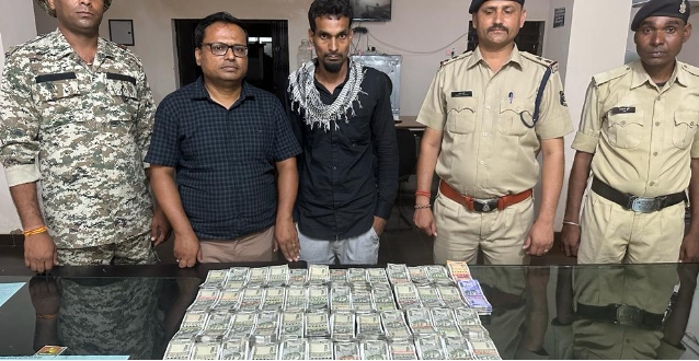 नगदी 30,80,000 रुपए परिवहन करते 2 व्यक्ति चढ़े महासमुंद पुलिस के हत्थे