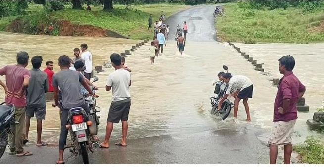 जरा सी बारिश के हो जाने मात्र से पुल के ऊपर से बहने लगी विकास की गंगा,पढिए रामपुर विधानसभा क्षेत्र में मुख्य सड़क पर बने इस पुल की दुर्दशा की कहानी…