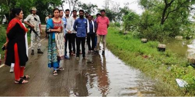 लगातार बारिश से बढ़ते जलस्तर और उससे होने वाले नुकसान का निरीक्षण करने के लिए कलेक्टर पहुंची तिलाईमुड़ा और जसरा