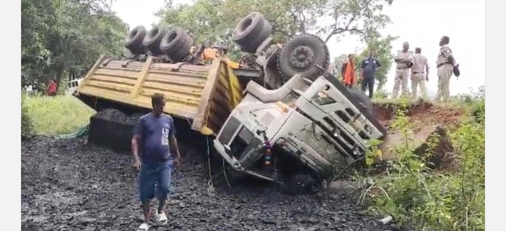 तेज रफ्तार ट्रेलर अनियंत्रित होकर पलटा, चालक की मौत