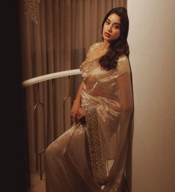 Janhvi Kapoor: डीप नेक गोल्डन शिमरी ब्लाउज पहन जाह्नवी कपूर ने दिए कातिलाना पोज, बोल्डनेस पर फिदा हुए फैंस