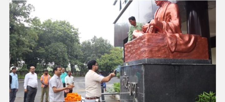 बापू की प्रतिमा पर कलेक्टर ने की पुष्पांजलि’, ’सत्य और अहिंसा हर इंसान के’ ’मन-वचन में शामिल हो’