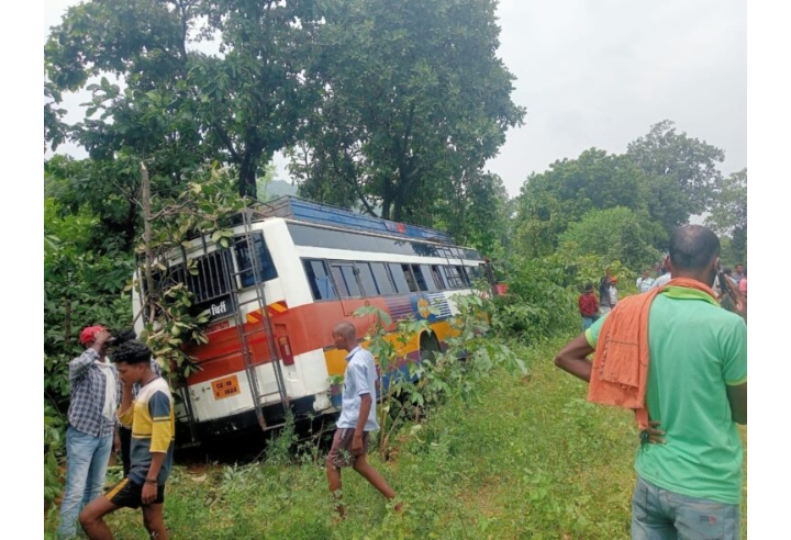 कोरबा से पेंड्रा जाने वाली राम राम चिर्री बस हुई दुर्घटनाग्रस्त,हेल्पर को आई गंभीर चोट, 12 यात्री हुए घायल, मौके पर पहुंची पुलिस..