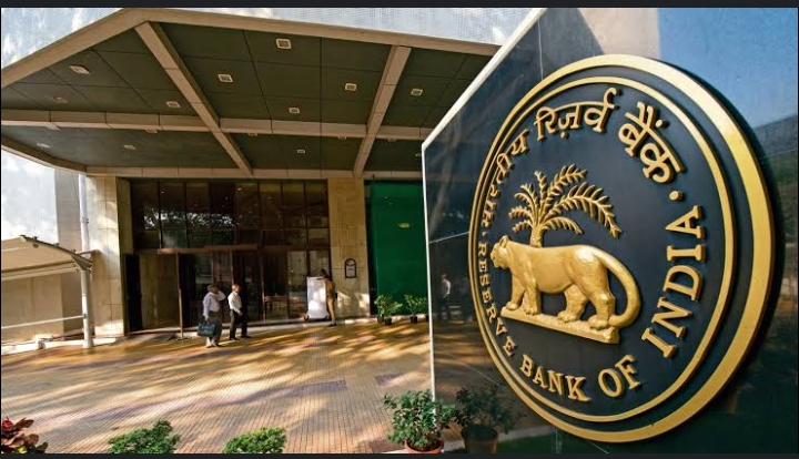 BIG BREAKING : RBI ने इस बैंक पर लिया बड़ा एक्शन, लाखों ग्राहक होंगे प्रभावित, पढ़िए क्या है पूरा मामला…