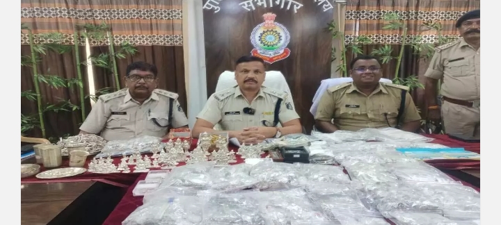 CG CRIME : चेक पोस्ट में कार में 2 संदेहियों से 23 लाख के चांदी के आभूषण बरामद, पकड़े गए कार सवार