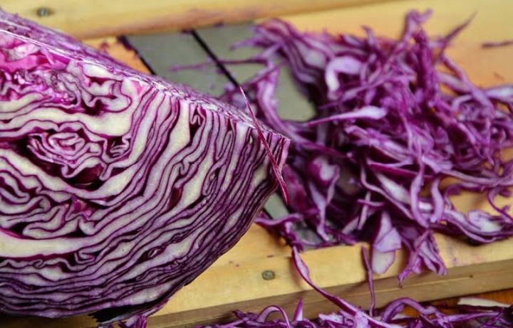 Purple Cabbage: बैंगनी पत्ता गोभी खाने से शरीर को मिलते हैं ढेरों फायदे, आज से ही करें अपनी डाइट में शामिल