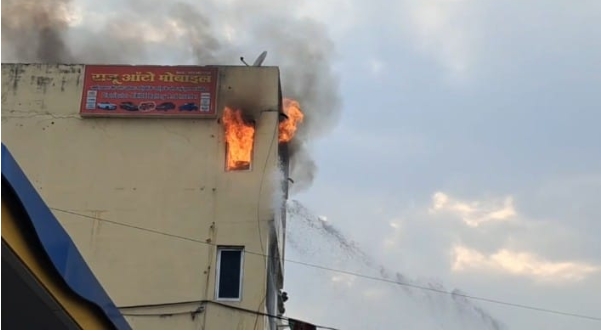 FIRE BREAKING : पेट्रोल पंप के पास बिल्डिंग में लगी आग, दमकल की 10 गाड़ियां बुझाने में जुटी…मौके पर कलेक्टर, SP सहित आला अधिकारी मौजूद