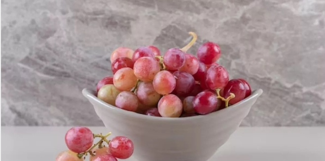 Red Grapes Health Benefits: अच्छे पाचन से लेकर कोलेस्ट्रॉल कम करने तक, लाल अंगूर खाने के हैं अनगिनत फायदे